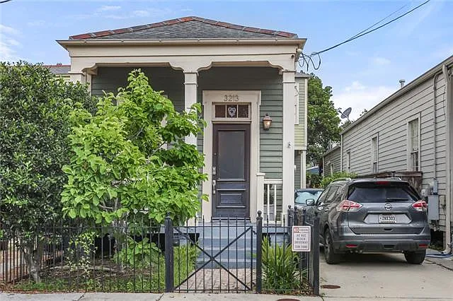 3213 Annunciation St — Photo 2