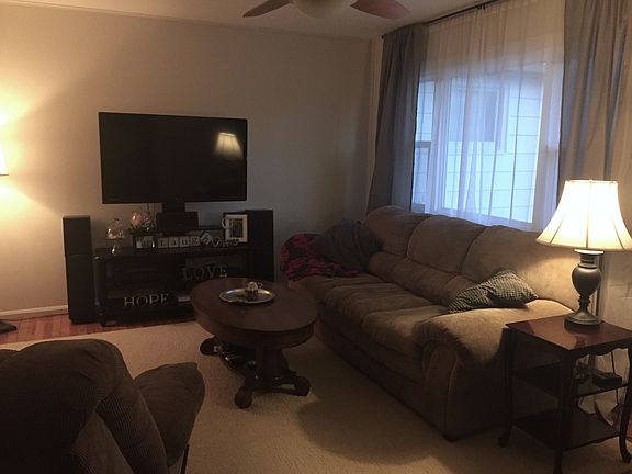 4th image of 587 Blackmore St