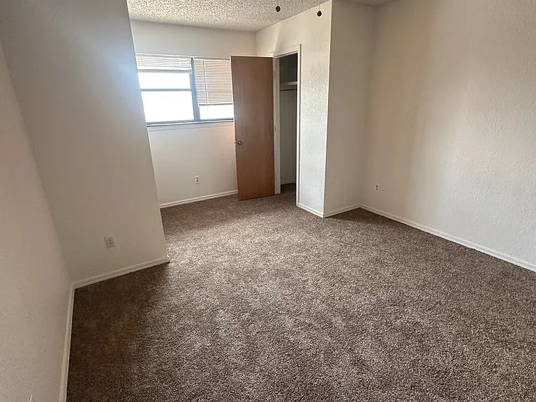 1300 N Rockwell Ave — Photo 5