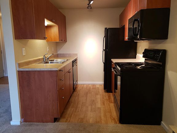 2nd image of 12810 NE 120th St APT Q13