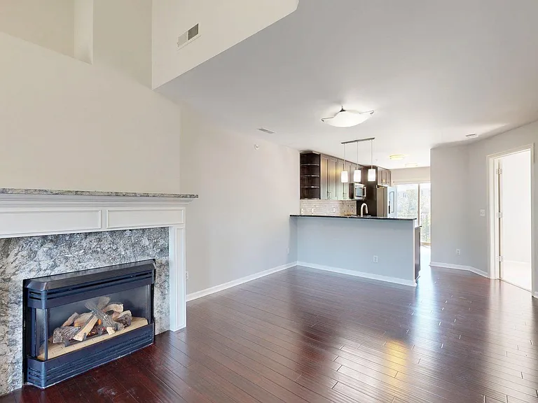 1908 Lindsay Ln — Photo 18