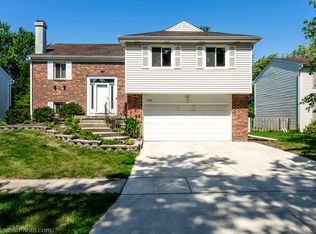 124 Midway Ln, Vernon Hills, IL