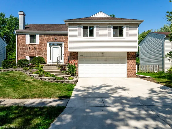 124 Midway Ln, Vernon Hills, IL 60061