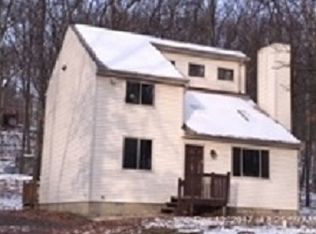 1073 Maple Lake Dr, Bushkill, PA 18324