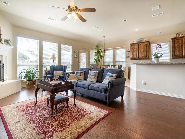 908 Lake Grove Dr — Photo 3