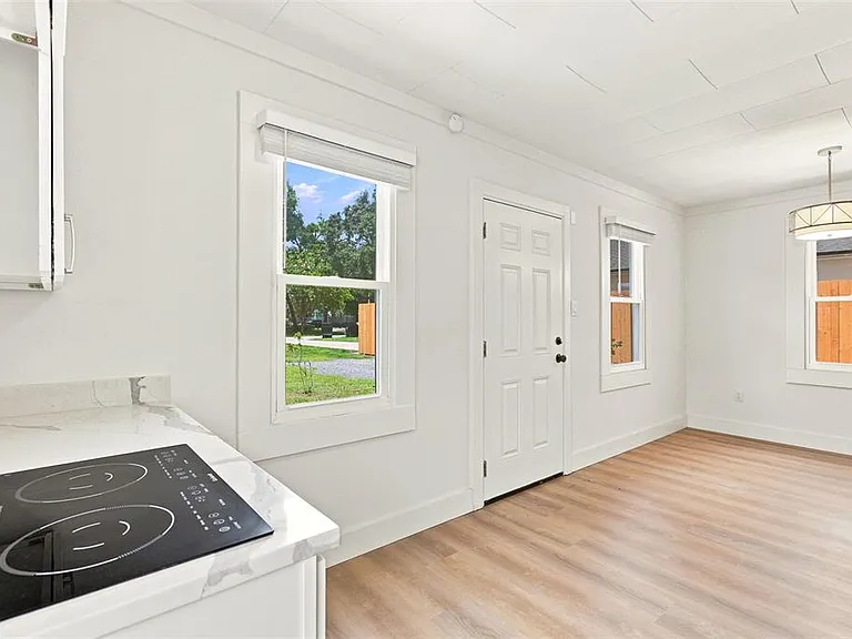 2704 E Jefferson St — Photo 31