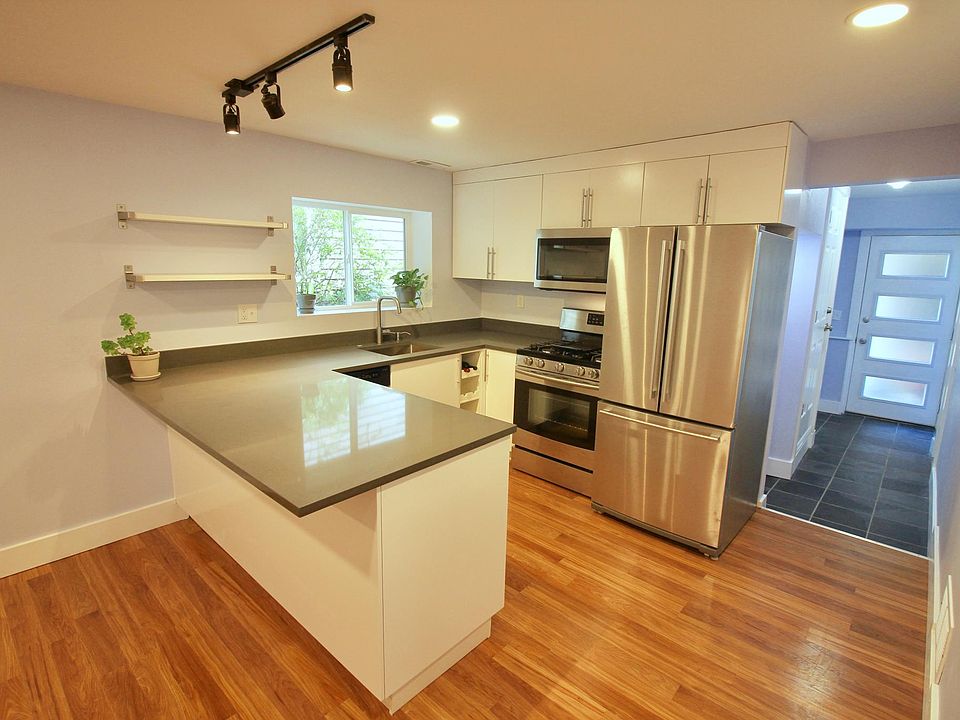Large kitchen for those who like to cook. Quartz Countertops, stainless appliances.