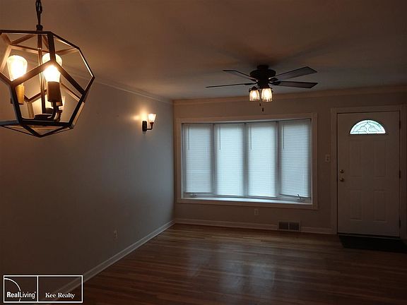 3rd image of 28033 Edward St