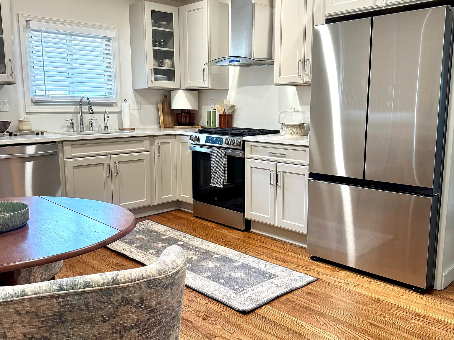 3 bed, 1000 sqft, $2,300 — Photo 2