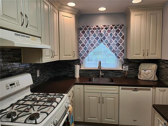 4th image of 1545 Harvest Dr W