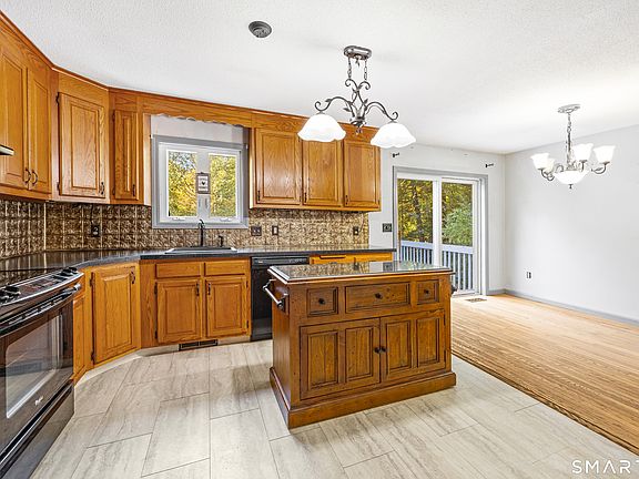 3rd image of 122 Maple Hill Road