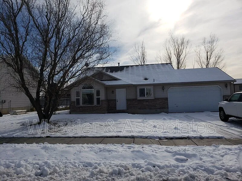 3 bed, 2.0 bath, 1600 sqft, $1,745 — Photo 2