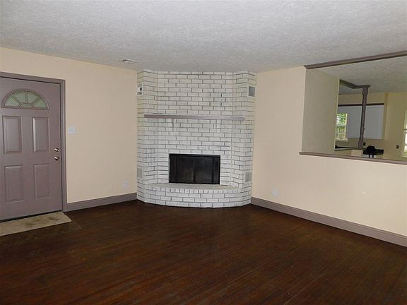 3rd image of 215 Berkshire Ln