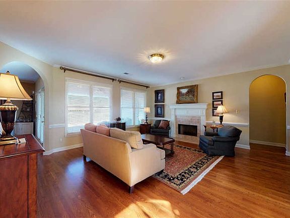 5th image of 1976 Lonhill Dr
