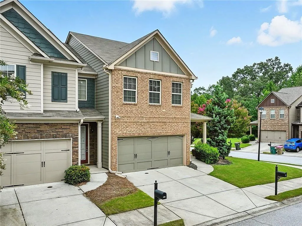 3 bed, 2.5 bath, 2364 sqft, $2,350 — Photo 2