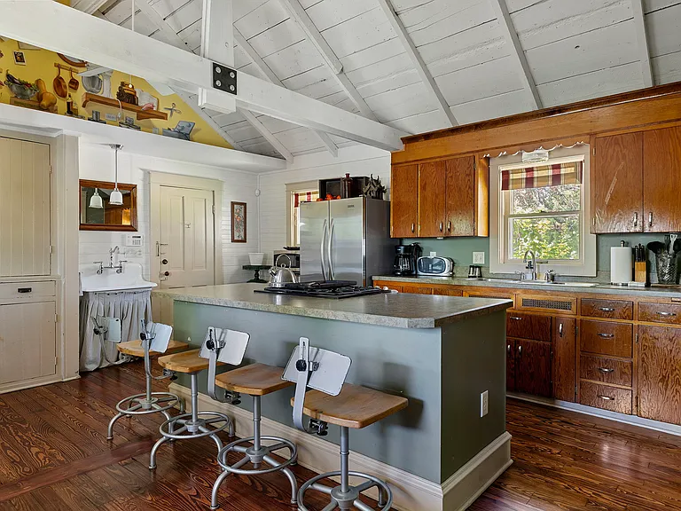 205 N Elm St — Photo 2