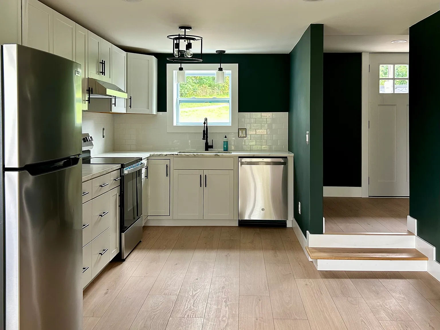 3 bed, 1400 sqft, $3,000 — Photo 2