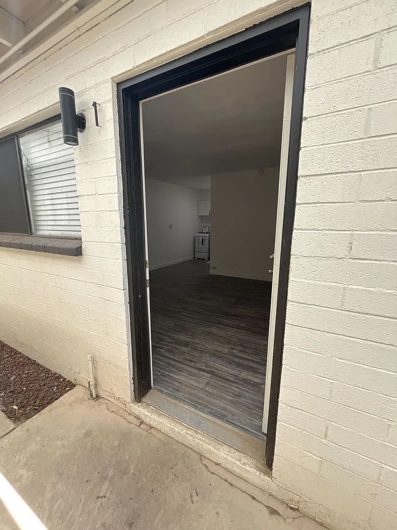 1433 S. Kenneth Place — Photo 2