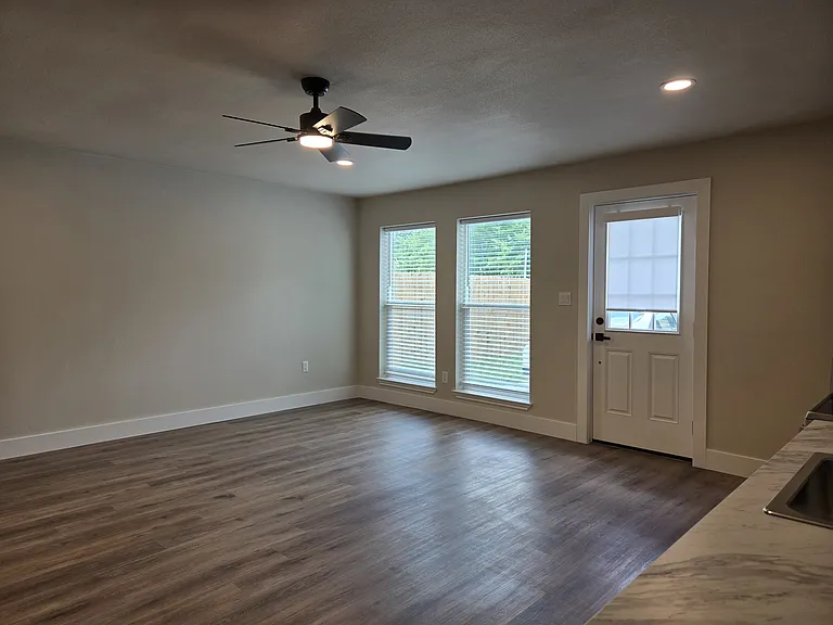 4411 Dovewood Dr — Photo 4