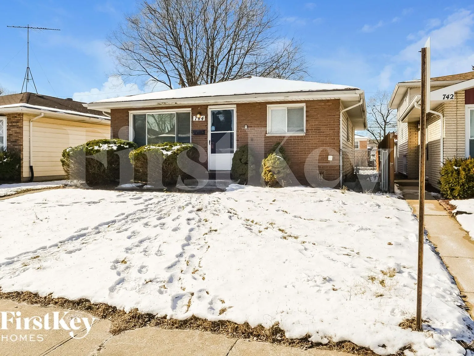 3 bed, 1.0 bath, 944 sqft, $2,030 — Photo 2