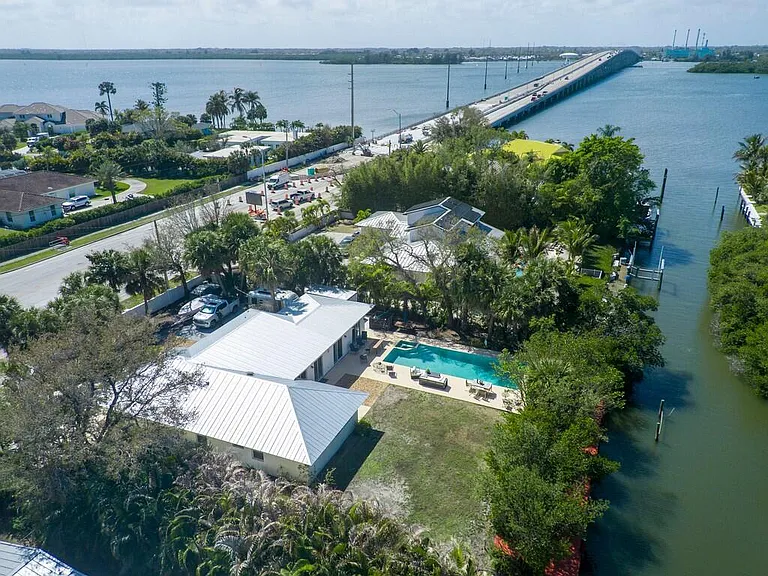 527 E Causeway Blvd — Photo 27