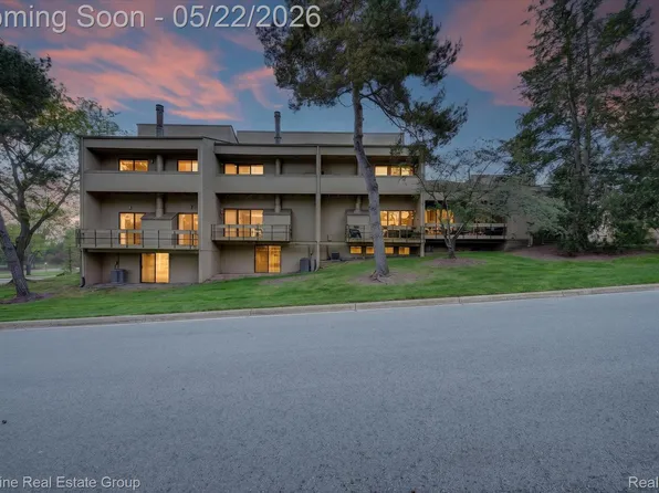 7406 Azalea Ct, West Bloomfield, MI 48322