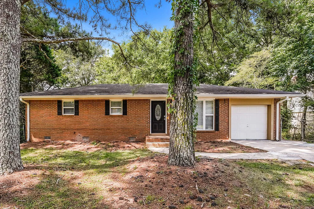 3 bed, 1.5 bath, 1040 sqft, $1,570 — Photo 1