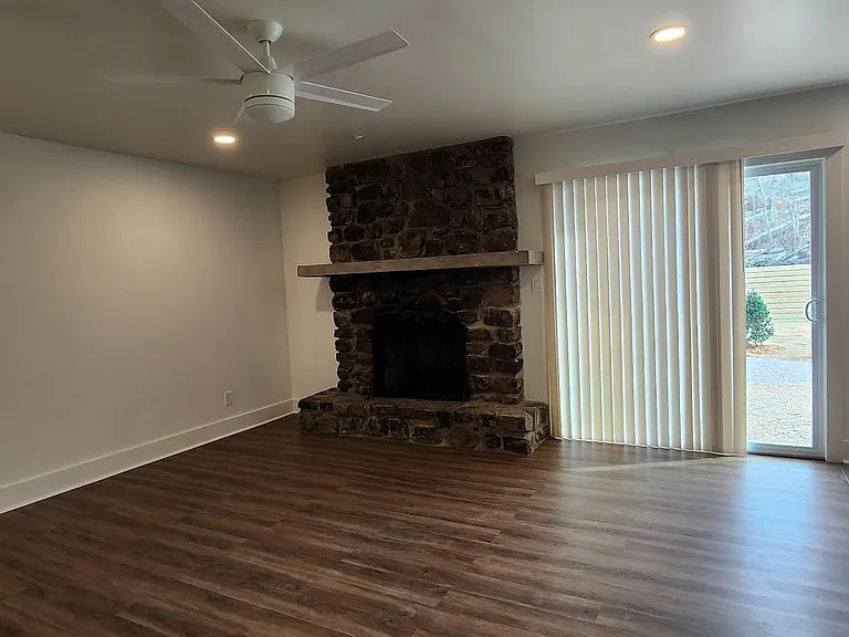 1113 N Shackleford Rd — Photo 6
