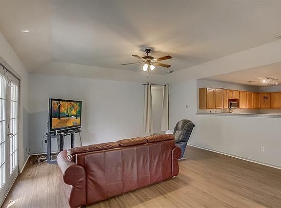 3rd image of 102 Bellair Dr