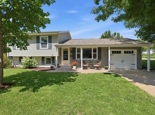3128 Somerset Dr, Bettendorf, IA 52722