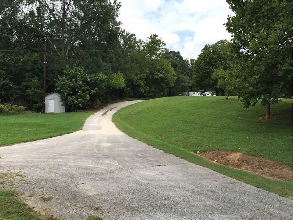 2nd image of 3215 Hall Dr
