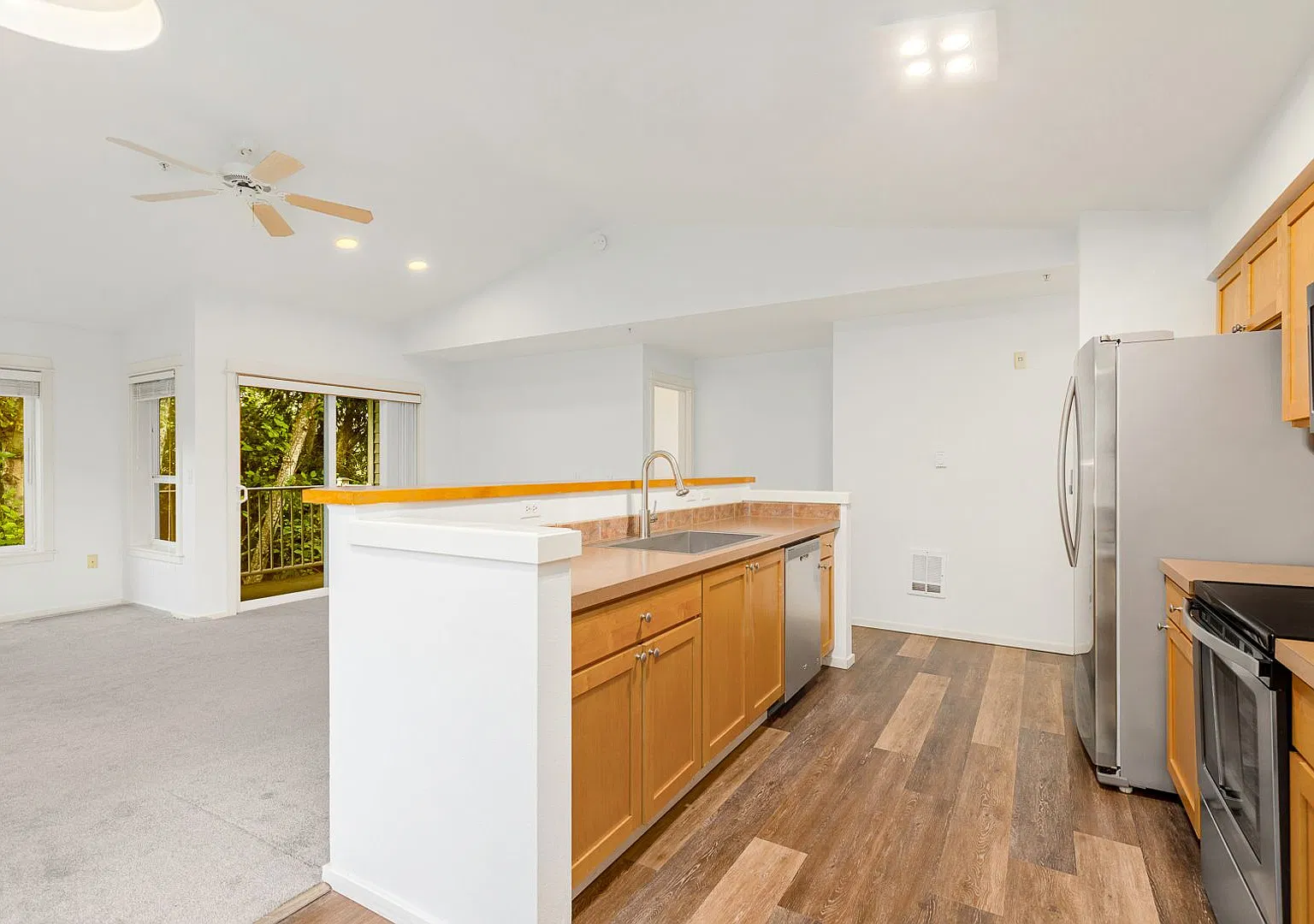 Spacious 3BD 2BA Top Floor Condominium with Vaulted Ceilings & Private Balcony - Must See! — Photo 4