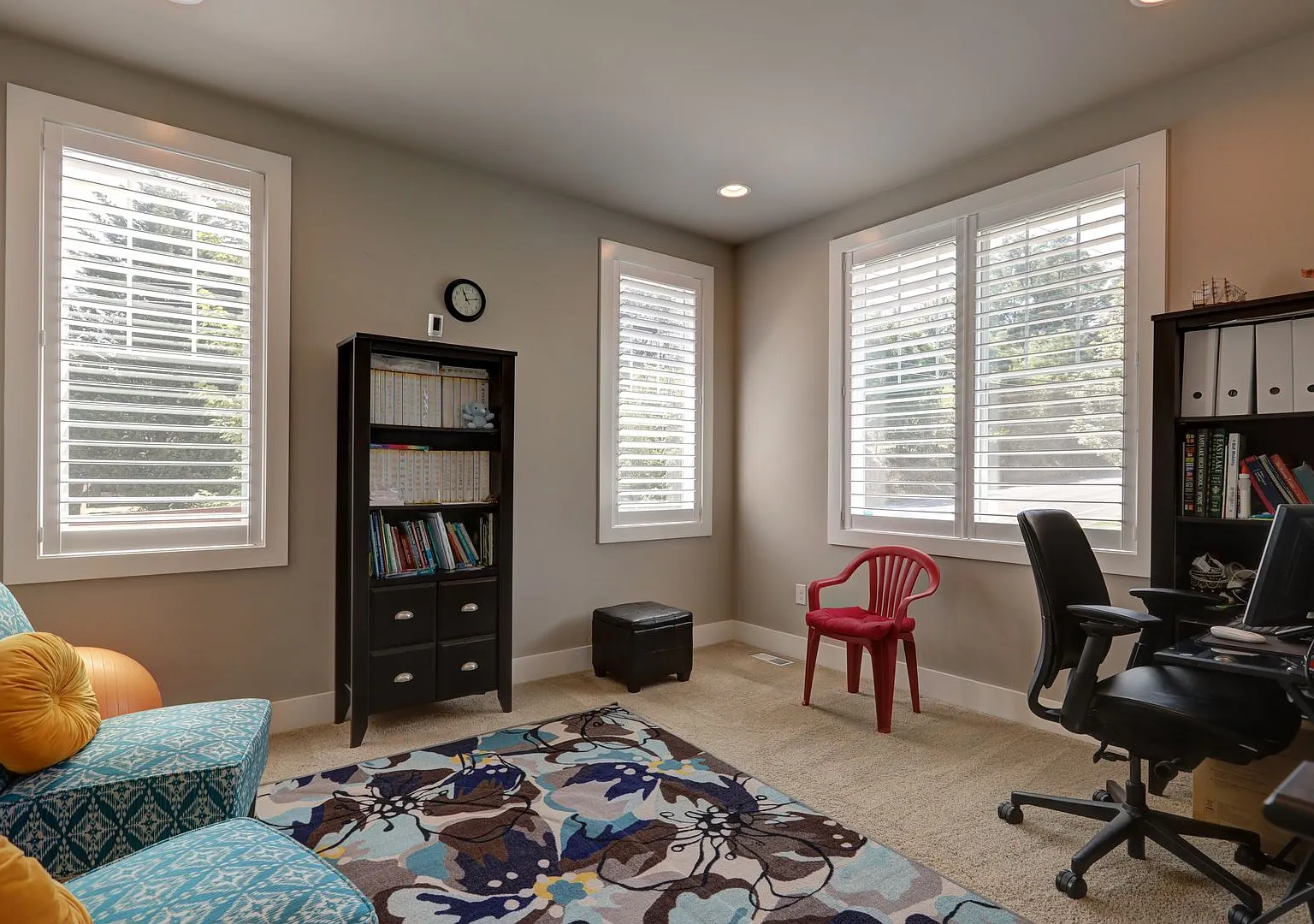 Stunning 5-Bedroom Sammamish Home with Main-Level Guest Suite — Photo 4