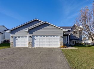 992 Farmers Ridge Trl, Belle Plaine, MN 56011