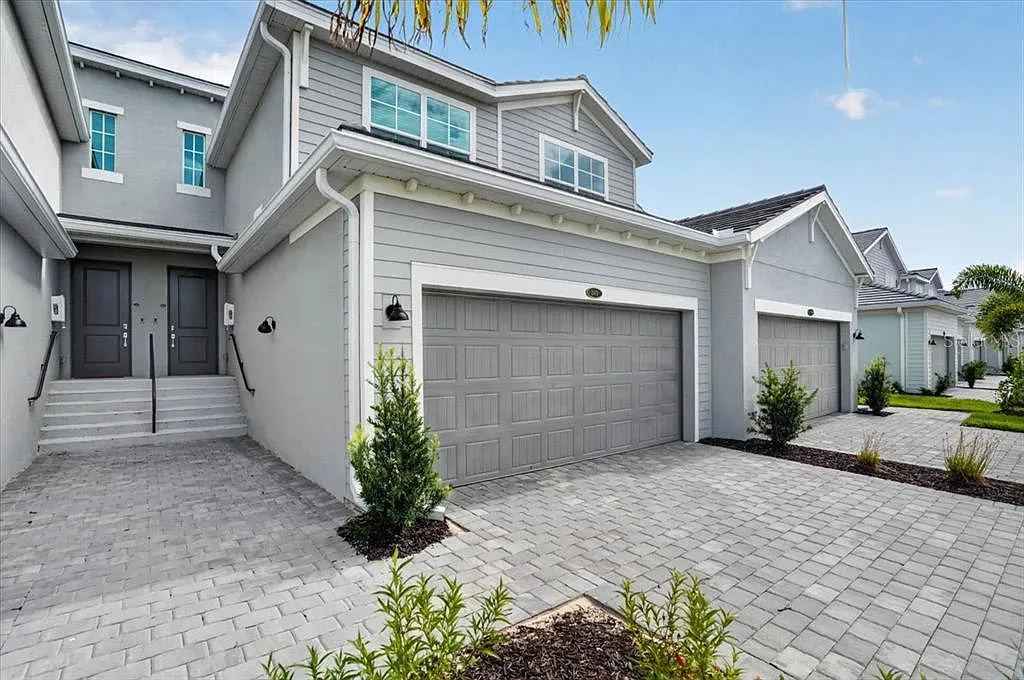 3 bed, 2.0 bath, 2110 sqft, $5,000 — Photo 3