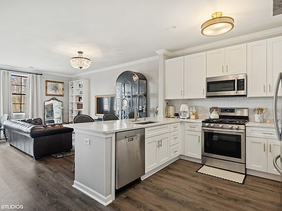5th image of 935 Burlington Ave Unit 210