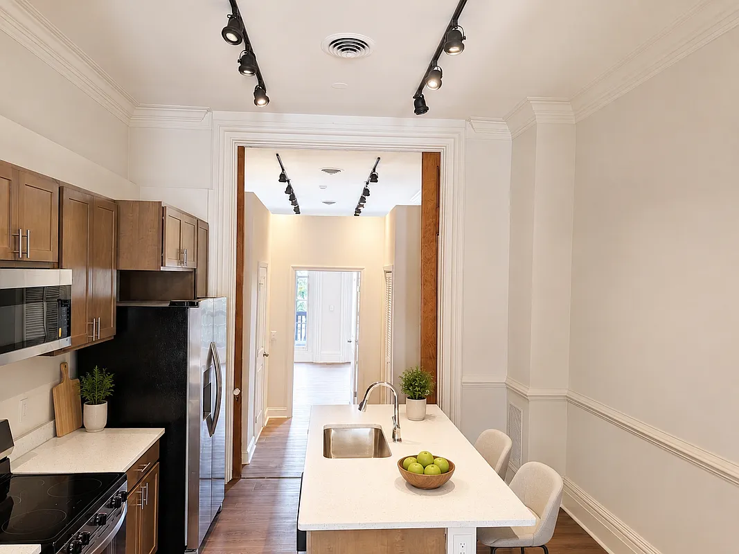 1 bed, 1.5 bath, 930 sqft, $2,100 — Photo 3