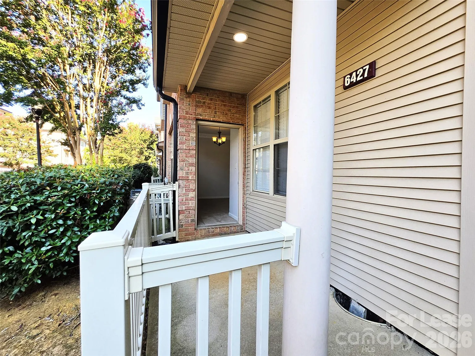 3 bed, 2.0 bath, 1164 sqft, $1,600 — Photo 2
