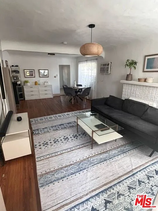 2 bed, 1.0 bath, 990 sqft, $4,500 — Photo 3