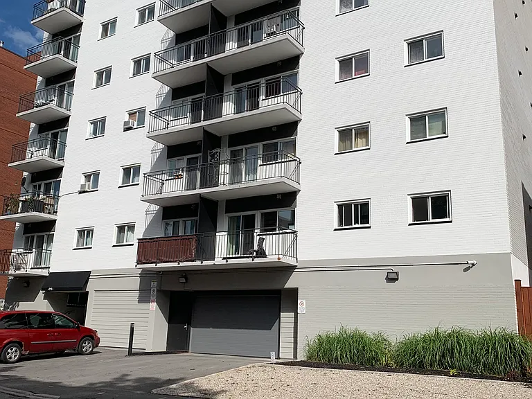 215 Clarence St — Photo 3