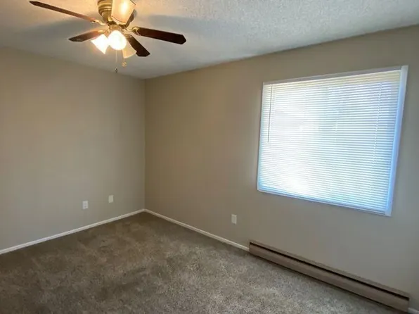1426 1st Ave E #1B, Newton, IA 50208