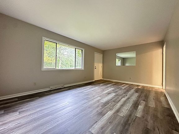 2nd image of 820 Sherwood Forest Dr