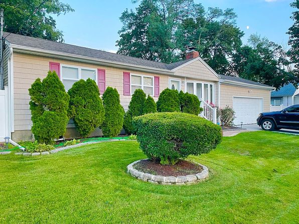 53 1st St, Brentwood, NY 11717
