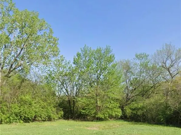 220 SE Alkire St, Topeka, KS 66607