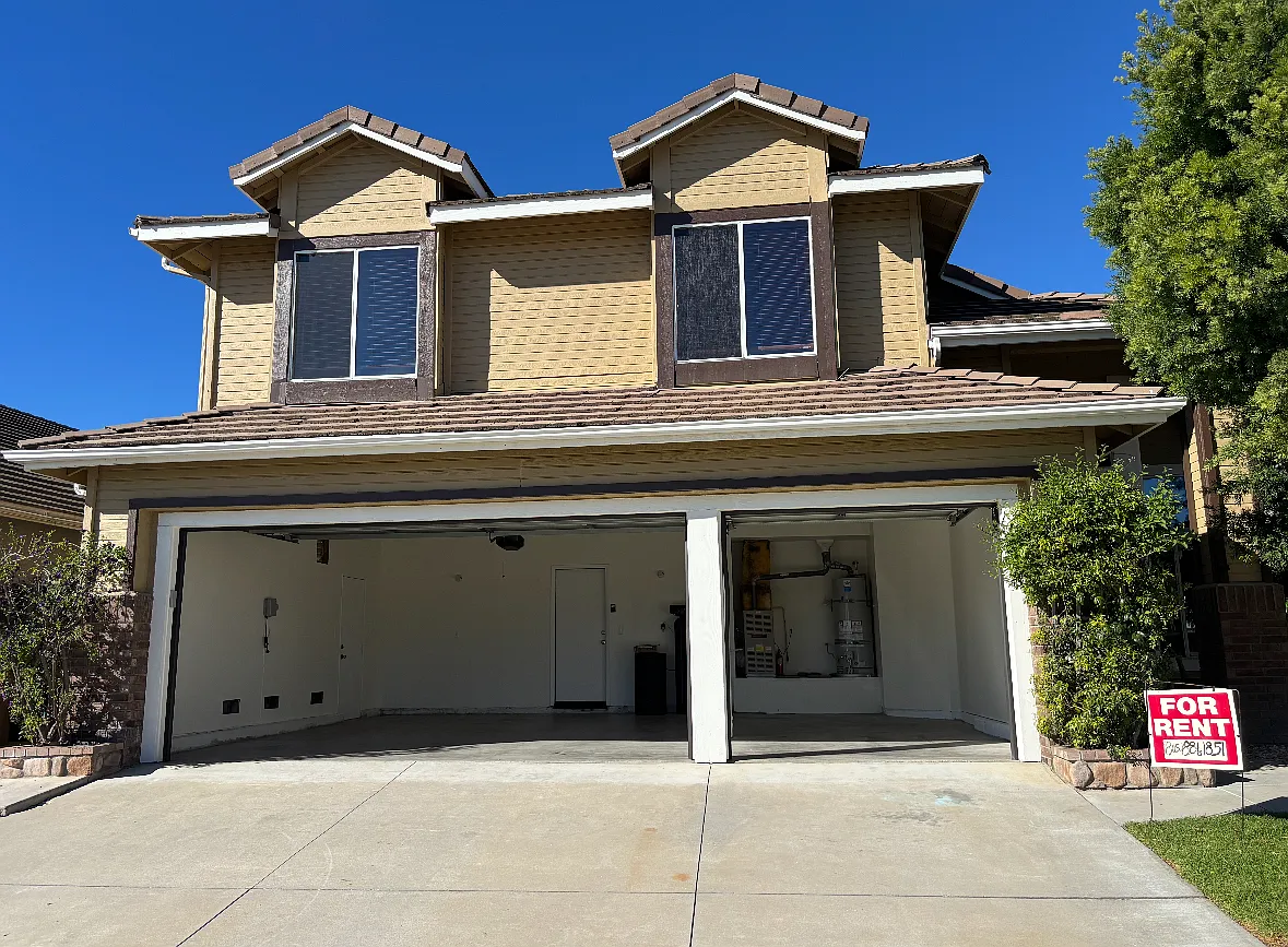 4 bed, 2.5 bath, 2200 sqft, $4,550 — Photo 2