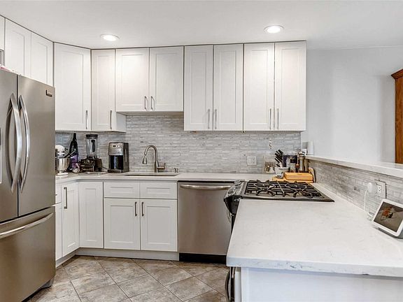 4th image of 26 W Broadway Blvd #204
