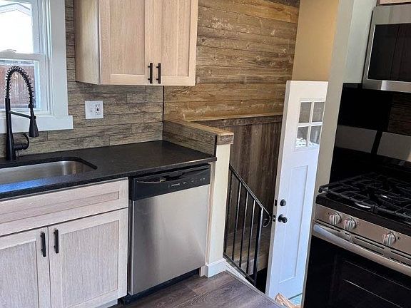 5th image of 936 Livermore Ln