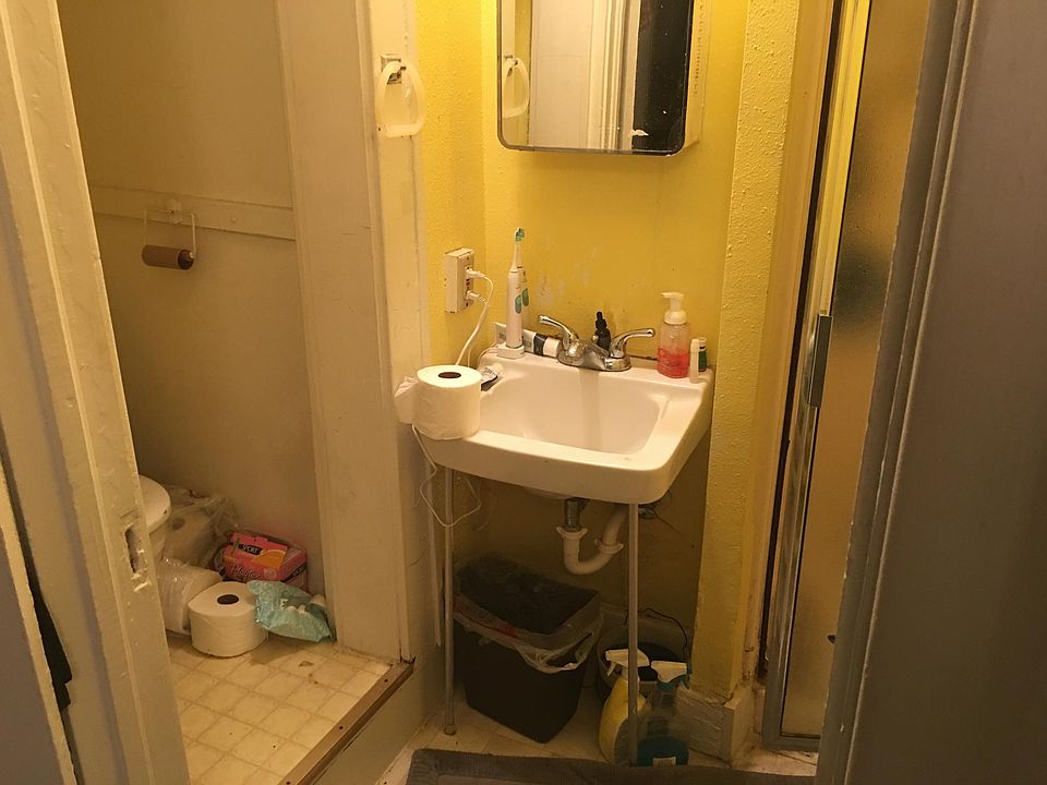 2nd image of 1025 E Washington St APT 5