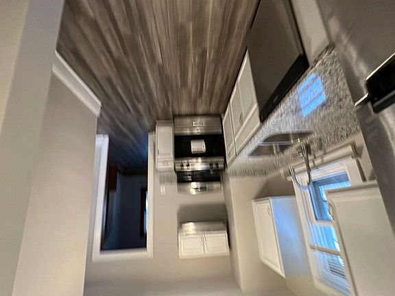 5th image of 584 Sanford Ave