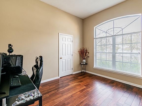 4th image of 817 Lapoma Way